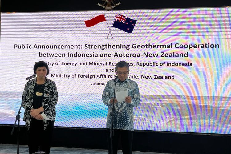 (kiri ke kanan) Minister of Foreign Affairs and Trade Selandia Baru Nanaia Mahuta dan Menteri Energi dan Sumber Daya Mineral (ESDM) Arifin Tasrif dalam Pernyataan Publik Kerja Sama Bidang Panas Bumi Indonesia-Selandia Baru, di Kementerian ESDM, Jakarta, Kamis (13/7/2023).