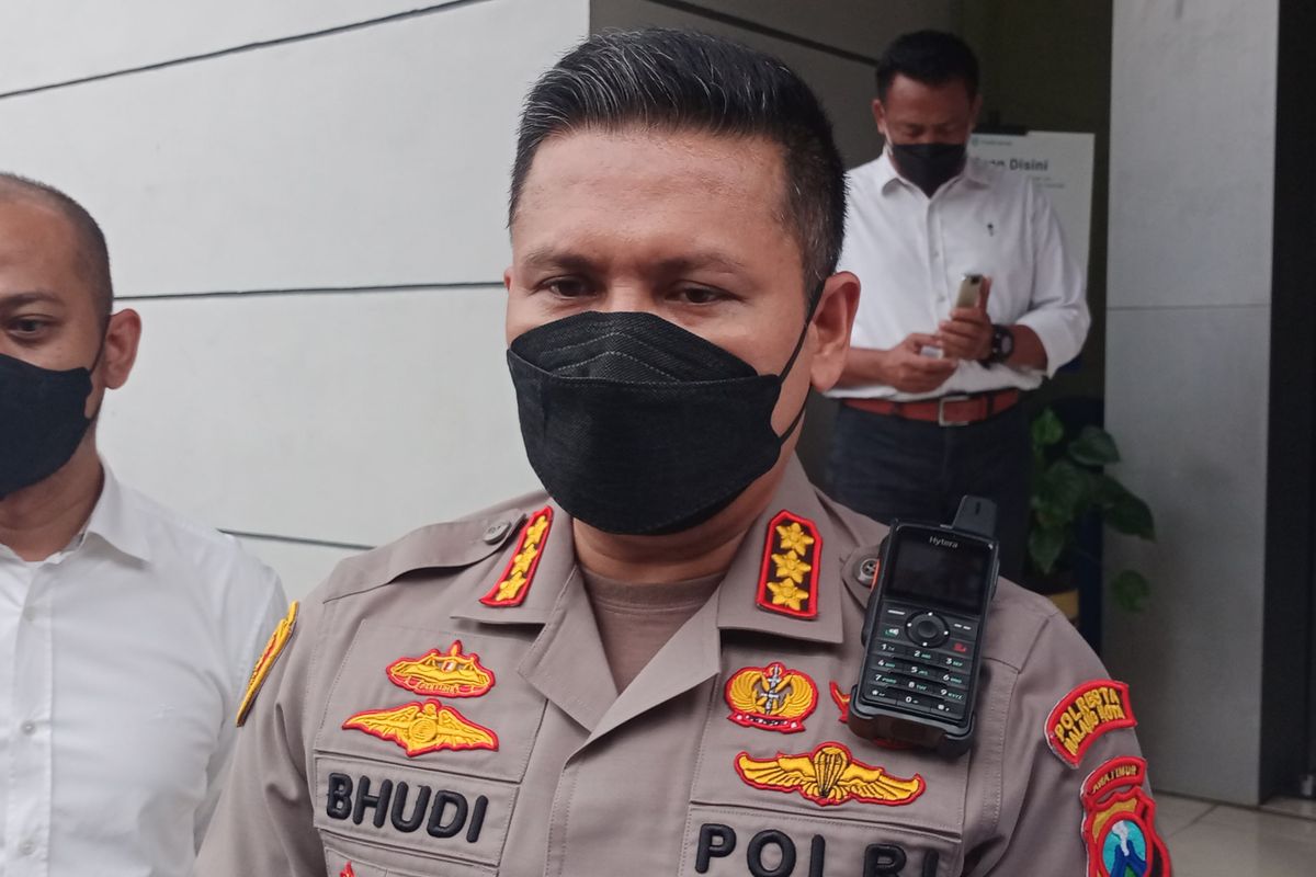 Kapolresta Malang Kota Kombes Pol Budi Hermanto saat diwawancarai awak media pada Senin (14/2/2022) usai berkegiatan di kantor BNN Kota Malang. 