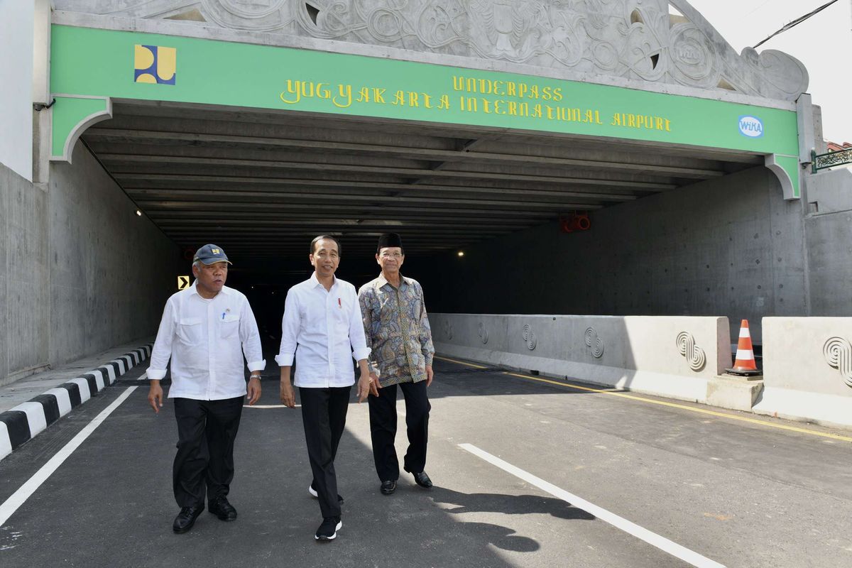 Presiden Joko Widodo (tengah) didampingi Gubernur Daerah Istimewa Yogyakarta Sri Sultan Hamengku Buwono X (kanan) dan Menteri Pekerjaan Umum dan Perumahan Rakyat (PUPR) Basuki Hadimuljono, meninjau underpass New Yogyakarta International Airport (NYIA) yang diresmikan, di Yogyakarta, Jumat (31/01/2020). Underpass YIA dibangun dengan panjang 1,3 kilometer