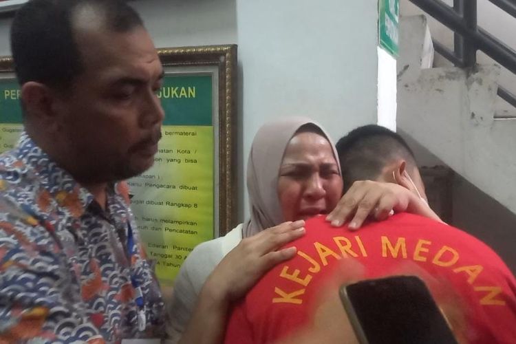 Momen saat Aditya Hasibuan meminta maaf kepada orangtua Ken Admiral di Pengadilan Negeri Medan, Kamis (20/7/2023)