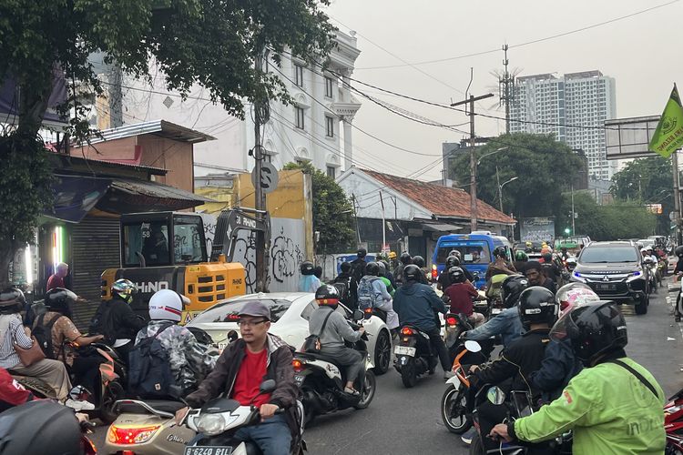 Jalan Rawa Belong Jakbar Macet Parah, Warga Mulai Cari Jalan Alternatif akibat Proyek Galian