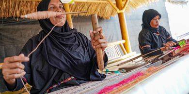 Dari Tenun ke Air Bersih, Ikhtiar Perempuan Lombok Mengubah Kehidupan