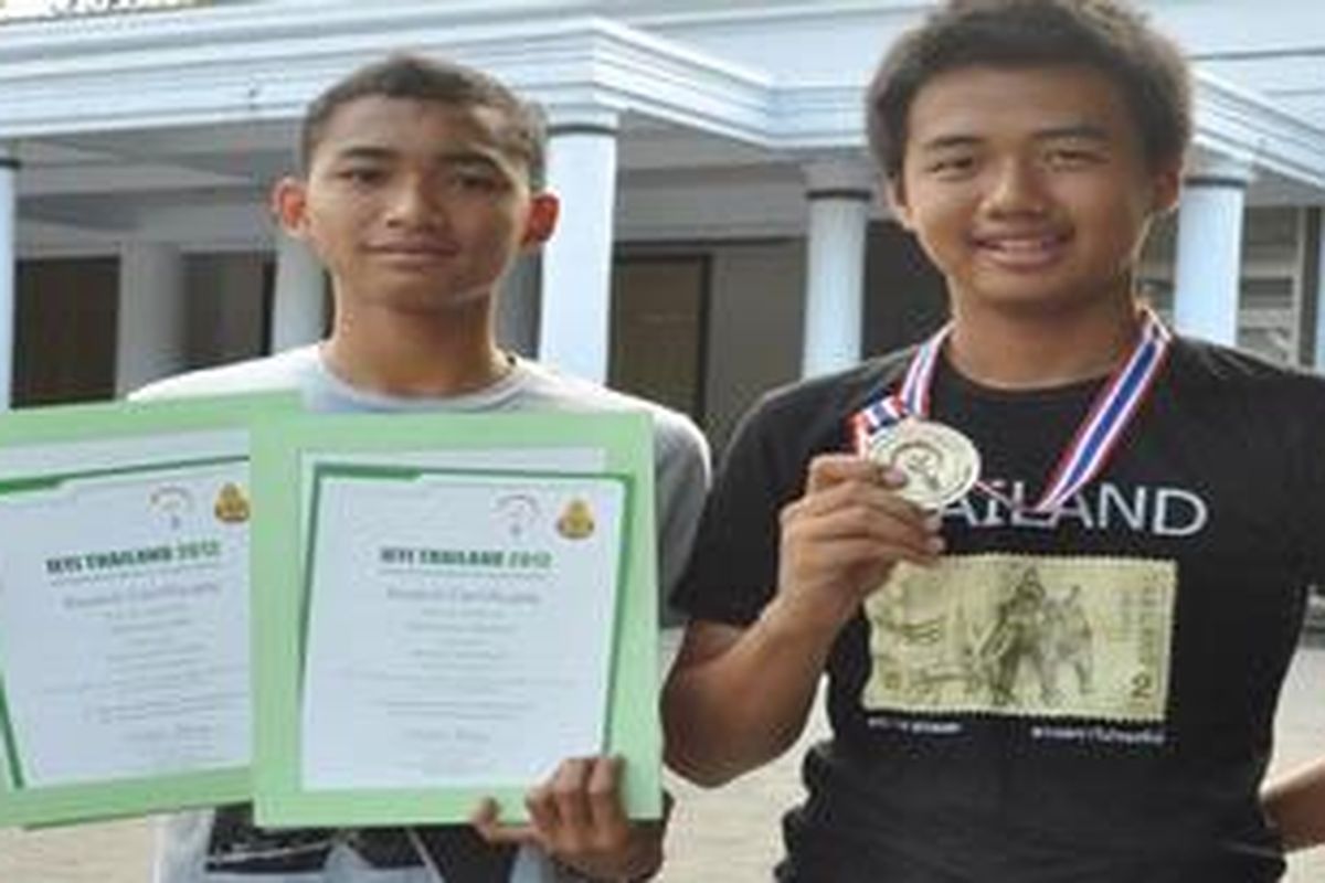 Hermawan Maulana (kiri) dan Zihramna Afdi (kanan) dua siswa dari SMA Negeri 3 Semarang yang meraih meadli emas dalam International Exhibition for Young Inventors (IEIY) 2012 yang di selenggarakan di Bangkok Thailand. 