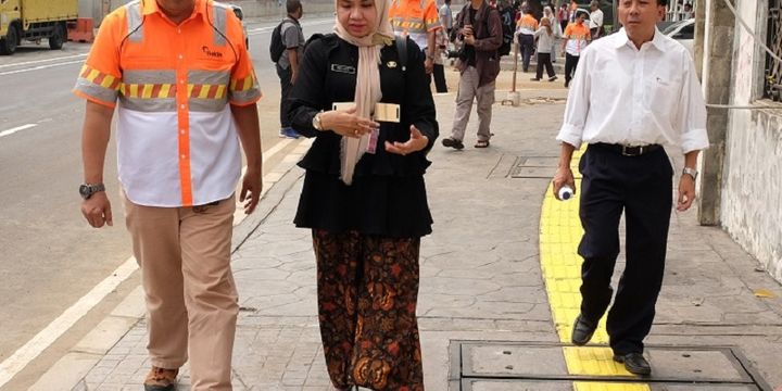 COP Business Unit Head Holcim Indonesia Widodo Ariawan (kiri) bersama Head of Aggregates Holcim Indonesia Juhans Suryantan (kanan) mendampingi Riri Asnita (Dinas Bina Marga) meninjau langsung lokasi proyek yang telah direnovasi dengan menggunakan inovasi beton dekoratif.