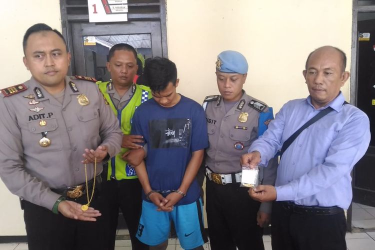 Tersangka RIfki Wahyudi (23) ditahan di Mapolsek Panjang. Rifki mencuri ratusan gram perhiasan emas milik mertuanya untuk bermain judi online.