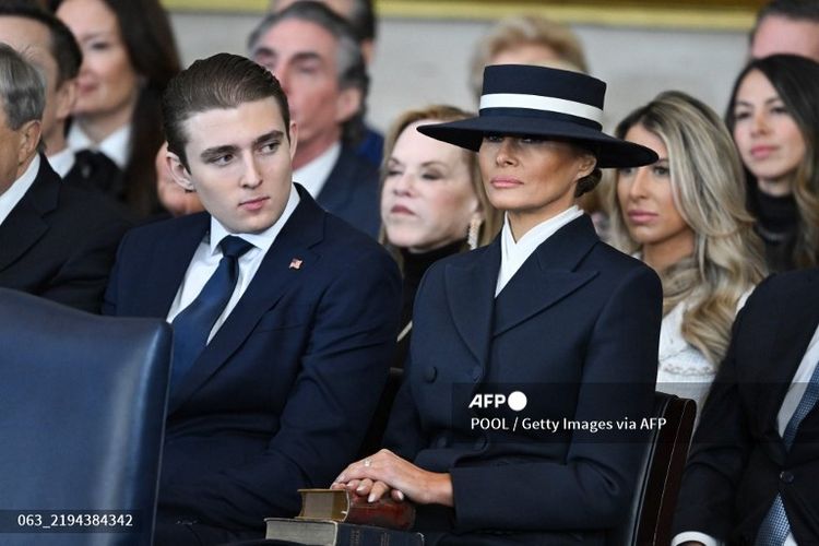 Putra Donald Trump, Barron Trump (kiri) bersama ibunya Melania Trump di pelantikan Presiden AS di Capital One Arena, Washington, DC, AS, Senin (20/1/2025).