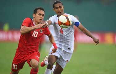 Pesepak bola Timnas Indonesia Egy Maulanan Vikri (kiri) berebut bola dengan pesepak bola Timnas Myanmar Soe Moe Kyaw (kanan) dalam laga lanjutan Grup A Sepak Bola SEA Games 2021 Vietnam di Stadion Viet Tri, Phu Tho, Vietnam, Minggu (15/5/2022). Indonesia menang atas Myanmar dengan skor 3-1 dan memastikan Indonesia lolos ke semifinal. ANTARA FOTO/Zabur Karuru/YU