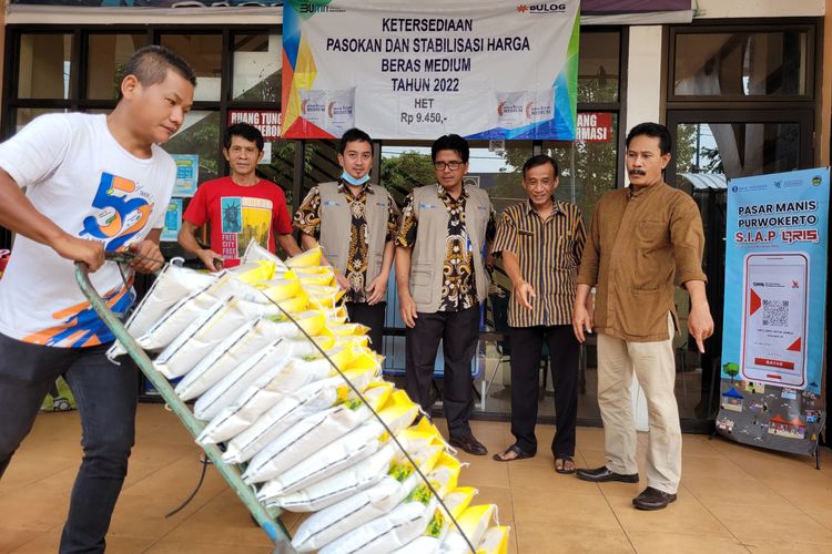 Pendistribusian beras murah program Ketersediaan Pasokan dan Stabilisasi Harga (KPSH) di Pasar Manis Purwokerto, Kabupaten Banyumas, Jawa Tengah, Kamis (29/12/2022)