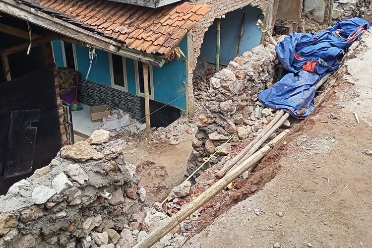 Camat Nagreg Ahmad Arifin mengaku telah menyerahkan proses perbaikan TPT dan rumah warga yang terdampak pada Dinas terkait. Sementara Bupati Bandung masih belum respon soal hal tersebut.