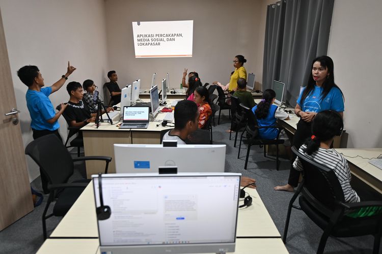 Kegiatan pelatihan Skills for Inclusive Digital Participation (SIDP) dari British Council bermitra dengan Yayasan Sumba Cendekia Bestari di Kabupaten Sumba Barat, Provinsi Nusa Tenggara Timur, pada Januari 2024.