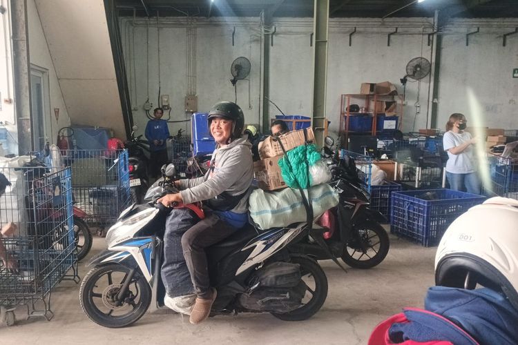 Darmawan (41) berprofesis ebagai kurir pada perusahaan ekspedisi. Sebagai pekerja informal, ia memiliki impian untuk memiliki rumah sendiri.