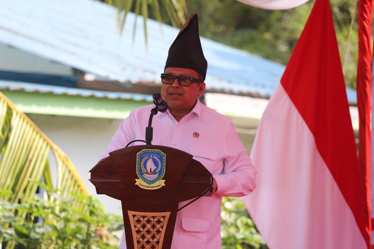 Kepala Badan Penyelenggara Jaminan Produk Halal (BPJPH) Republik Indonesia, Ahmad Haikal Hasan, saat memberikan sambutan dalam acara penyerahan sertifikat halal bagi pelaku usaha mikro dan kecil (UMK) di Pulau Penyengat, Kota Tanjungpinang, Provinsi Kepulauan Riau, Kamis (16/10/2025)