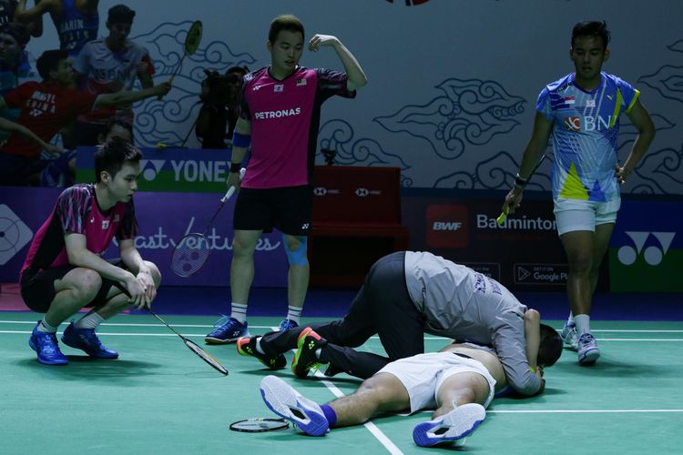 Pelatih ganda putra Malaysia, Rexy Mainaky  memeluk ganda putra Indonesia, Yeremia Erich Yoche Yacob Rambitan yang mengalami cedera saat bertanding melawan ganda putra Malaysia, Aaron Chia/Soh Wooi Yik pada babak 8 besar Indonesia Open 2022 di Istora Senayan, Jakarta, Jumat (17/6/2022). Langkah Pramudya/Yeremia ke semifinal terhenti setelah kalah melalui permainan rubber game atau tiga gim dengan skor 14-21, 21-12, dan 22-20.