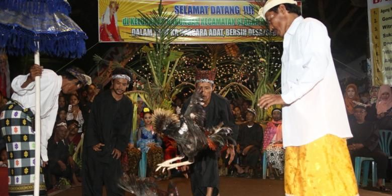 Warga Desa Bakungan, Kecamatan Glagah, Kabupaten Banyuwangi, Jatim, menyiapkan syarat untuk ritual Tari Seblang, Minggu (12/10/2014) malam. 
