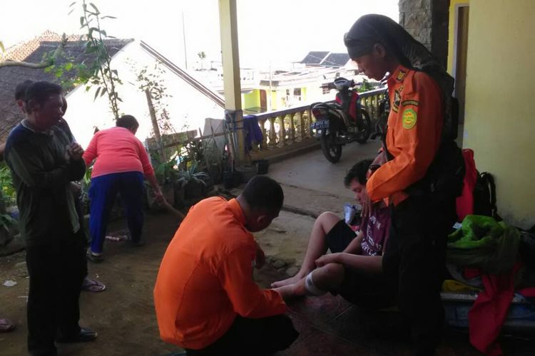 Tim Sar gabungan menolong pendaki Gunung Sumbing Temanggung yang cidera kaki, Senin (22/5/2017).