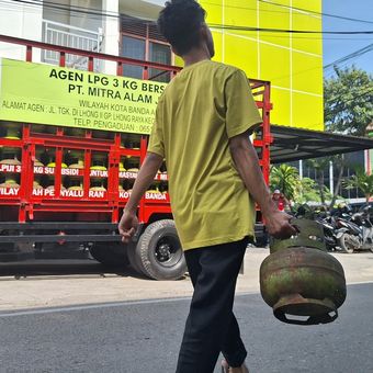 Warga membeli gas Elpiji 3 Kg di pangkalan LPG 3 Kg Beusarie Niaga yang berada dj jalan T.Umar, Simpang Blower, Banda Aceh, Selasa (4/2/2025).