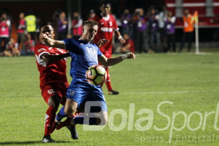 Pemain Indonesia Selection, Manahati Lestusen, berduel dengan pemain timnas Islandia, Albert Gudmundsson, pada laga persahabatan di Stadion Maguwoharjo, Sleman, Kamis (11/1/2018).