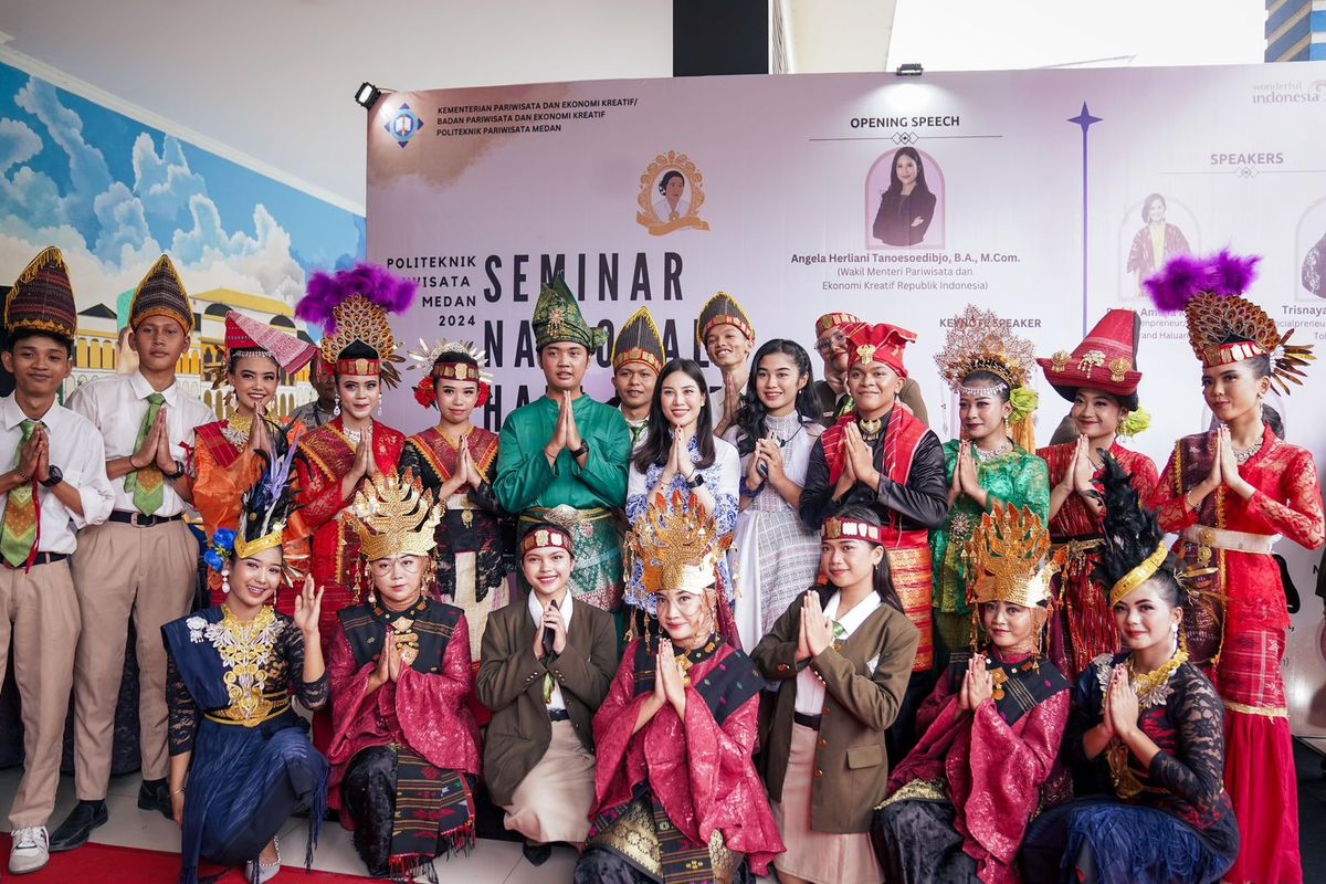 Wamenparekraf Angela Tanoesoedibjo hadir dalam Seminar Nasional Hari Kartini di Gedung Sumekto Djajanegara, Politeknik Pariwisata Negeri Medan, Sumatra Utara, Selasa (23/4/2023).