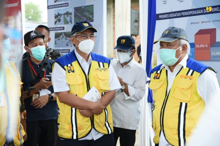 Menteri PUPR Basuki Hadimuljono saat meninjau lokasi preservasi Jalan Lintas Timur (Jalintim), di Sumatera Selatan, Kamis (28/01/2021).