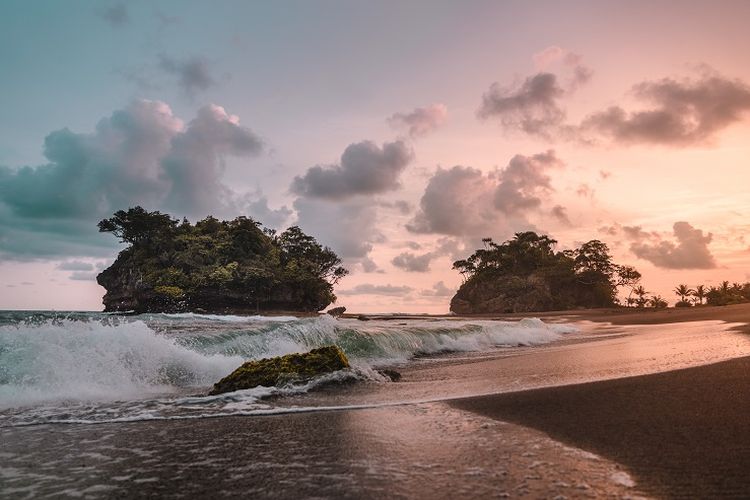 Ilustrasi pantai - Pantai Madasari di Pangandaran, Jawa Barat.