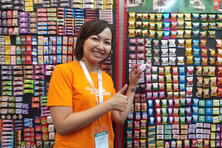 Pemilik usaha Ini Kreasi, Marissa dengan magnet-magnet yang menyerupai produk ternama di Indonesia. 