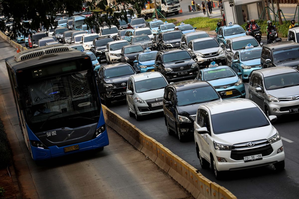 Kendaraan bermotor melambat akibat terjebak kemacetan di jalan Jenderal Sudriman, Jakarta Pusat, Kamis (8/8/2019). Pemerintah Provinsi DKI Jakarta memutuskan untuk memperluas sistem pembatasan kendaraan bermotor berdasarkan nomor polisi ganjil dan genap. Sosialisasi perluasan ganjil genap dimulai dari 7 Agustus hingga 8 September 2019. Kemudian, uji coba di ruas jalan tambahan dimulai pada 12 Agustus sampai 6 September 2019.