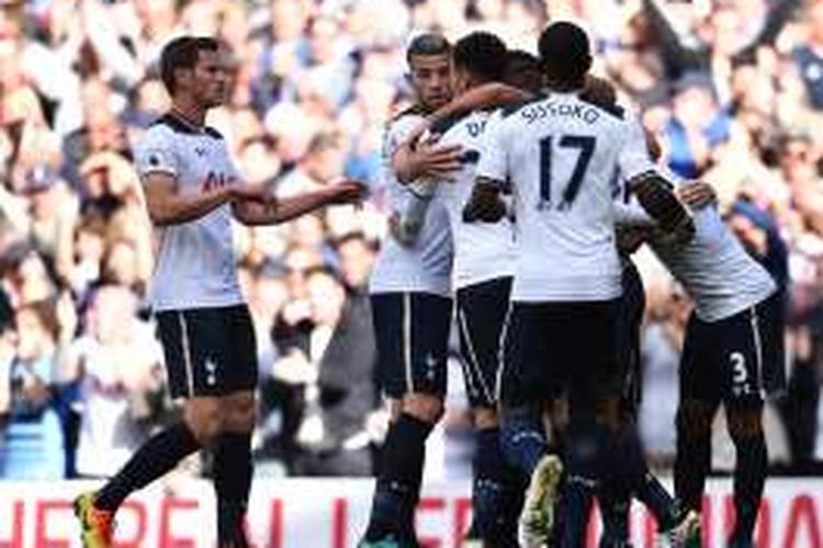 Para pemain Tottenham Hotspur merayakan gol ke gawang Manchester City, pada lanjutan Premier League di Stadion White Hart Lane, Minggu (2/10/2016).