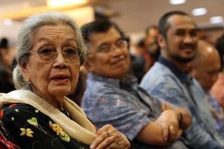 Istri mantan Kapolri Hoegeng Iman Santoso, Meri Hoegeng, Wakil Presiden RI ke-10 Jusuf Kalla, dan Ketua Komisi Pemberantasan Korupsi Abraham Samad (kiri ke kanan) dalam peluncuran buku 'Hoegeng: Polisi dan Menteri Teladan' di Toko Buku Gramedia, Pondok Indah Mall, Jakarta, Minggu (17/11/2013).