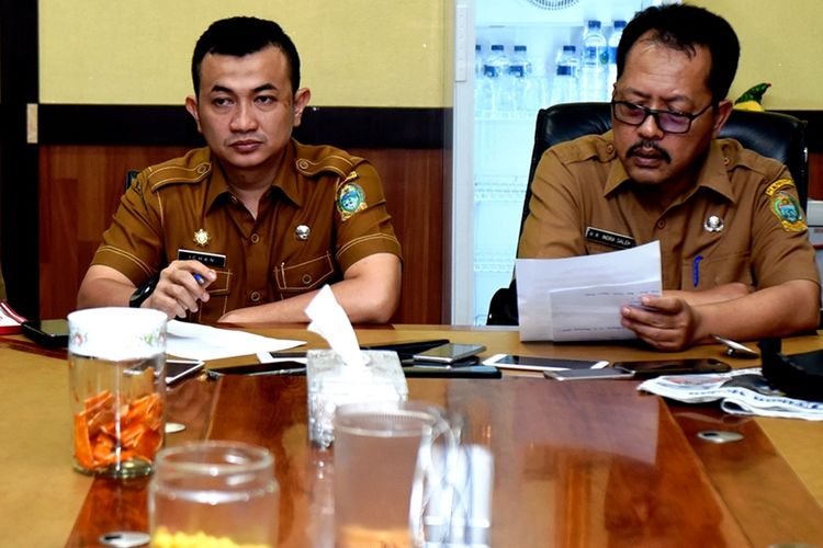 Kabag Humas Biro Humas dan Keprotokolan Sekdap Provinsi Sumut Muhammad Ikhsan didampingi Plt Badan BPKAD Provinsi Sumut Raja Indra Saleh menggelar konferensi pers mendadak terkait hilangnya uang Rp1,6 miliar lebih milik Pemprov Sumut, Selasa (10/9/2019)