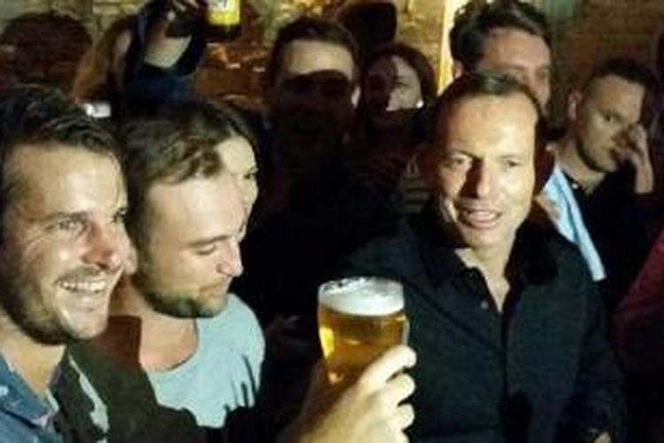 PM Australia Tony Abbott terekam kamera video tengah minum segelas besar bir bersama sejumlah pemain rugby di sebuah pub di kota Sydney, Sabtu (18/4/2015) malam. Video ini kemudian memicu perdebatan di media sosial.