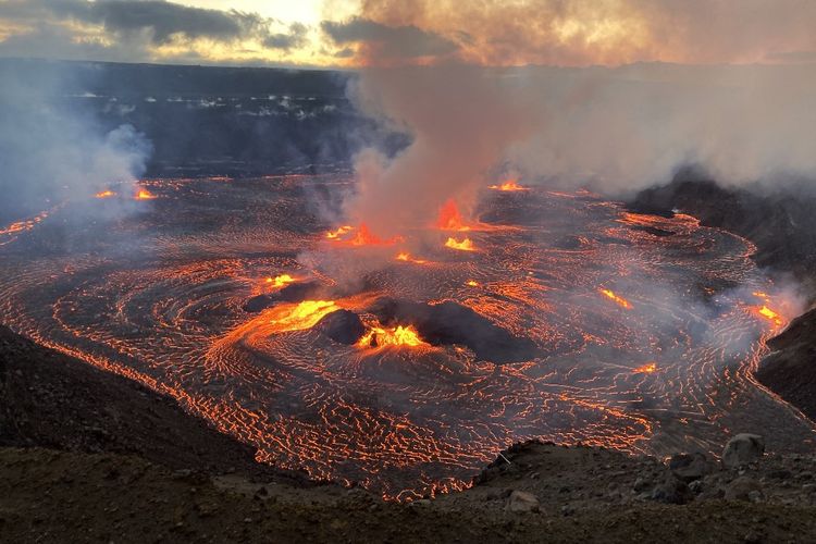 Foto yang disediakan oleh US Geological Survey (USGS) pada tanggal 7 Juni 2023, menunjukkan Gunung Kilauea meletus dari kawah puncak Halemaumau di dalam area tertutup Taman Nasional Gunung Berapi Hawaii di Hawaii. Salah satu gunung berapi paling aktif di dunia telah meletus lagi pada Minggu (10/9/2023) sore waktu setempat.