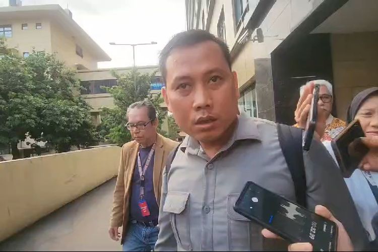 Staf Sekretaris Jenderal (Sekjen) PDI-P Hasto Kristiyanto, Kusnadi di Lobi Bareskrim Mabes Polri, Jakarta, Kamis (13/6/2024)