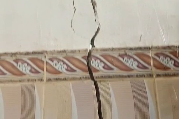 Retakan yang terjadi di rumah Alfi Dalilah, Warga Kacamatan Kota Sumenenp, Jawa Timur. 