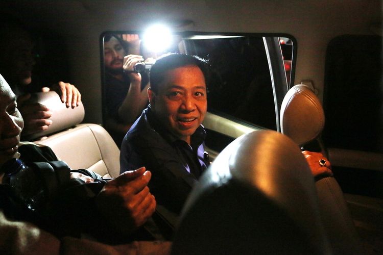 Terpidana kasus korupsi proyek KTP elektronik, Setya Novanto (tengah) berada dalam mobil tahanan usai menjalani pemeriksaan di gedung KPK, Jakarta, Rabu (10/4/2019). Setya Novanto  menjalani pemeriksaan sebagai saksi untuk tersangka Markus Nari terkait  kasus dugaan korupsi proyek pengadaan KTP-elektronik dengan dugaan menerima uang sebanyak Rp4 miliar untuk memuluskan pembahasan anggaran perpanjangan proyek pada tahun anggaran 2013. ANTARA FOTO/Reno Esnir/foc.