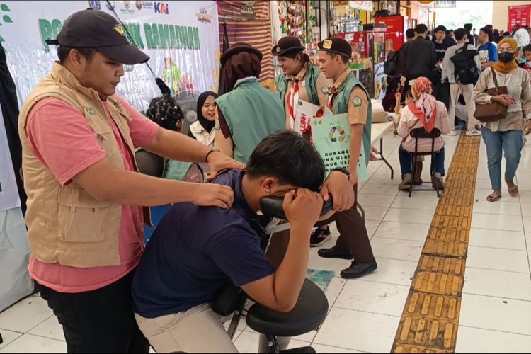 Pijat Gratis di Kampung Rambutan Diserbu Pemudik, Pundak Pegal Jadi Keluhan