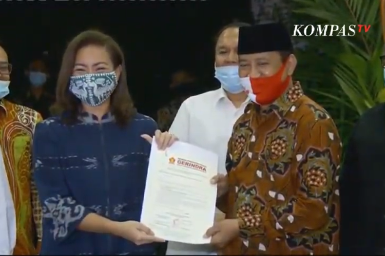 Ketua Umum Partai Gerindra, Prabowo Subianto, mengumumkan dan menyerahkan surat rekomendasi kepada Muhamad dan Sara di Jl Kertanegara IV, Jakarta, Senin (20/7/2020).