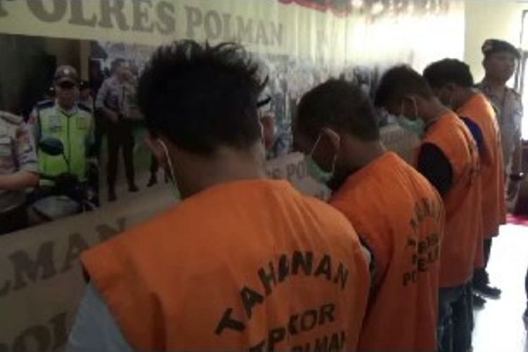 Sebanyak 4 pelaku pengeroyokan dan pembunuhan di sebuah pesta budaya di Polewali Mandar sulawesi barat, Minggu kemarin dipindahkan ke polres polman.