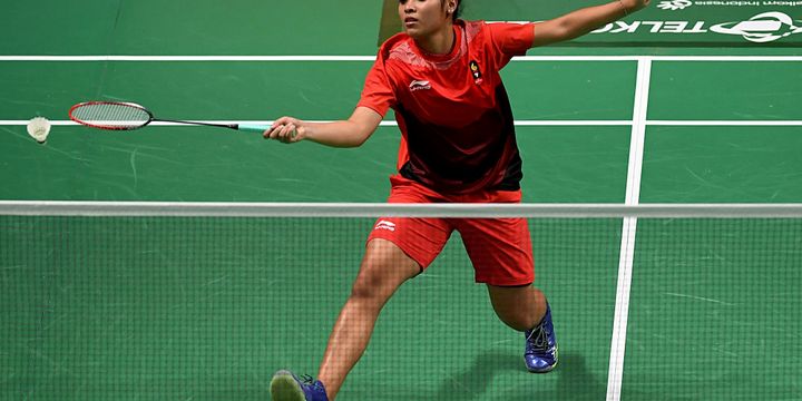 Pebulutangkis tunggal putri Indonesia Gregoria Mariska Tunjung mengembalikan kok ke arah lawannya pebulutangkis Hong Kong Ngan Yi Cheung pada pertandingan babak penyisihan grup beregu putri Asian Games XVIII di Istora Senayan, Jakarta, Minggu (19/8). 