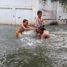 Tawa Bocah Bermain Banjir di Tegal Alur, Senang Bisa Renang Gratis hingga Tangkap Ikan