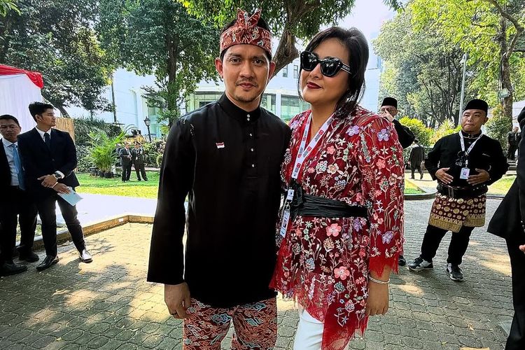 Iko Uwais (kiri) dan istri, Audy Item (kanan) saat menghadiri Upacara HUT Ke-80 RI di Istana Merdeka, Jakarta Pusat, Minggu (17/8/2025).