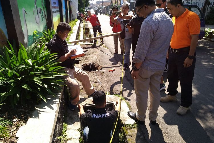 Satreskrim Polres Tasikmalaya terus menyelidiki pengungkapan kasus misteri kematian siswi SMP di gorong-gorong sekolahnya, Jumat (31/1/2020).