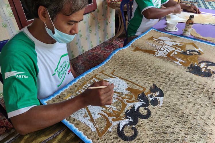 Proses pewarnaan Wayang Kulit.