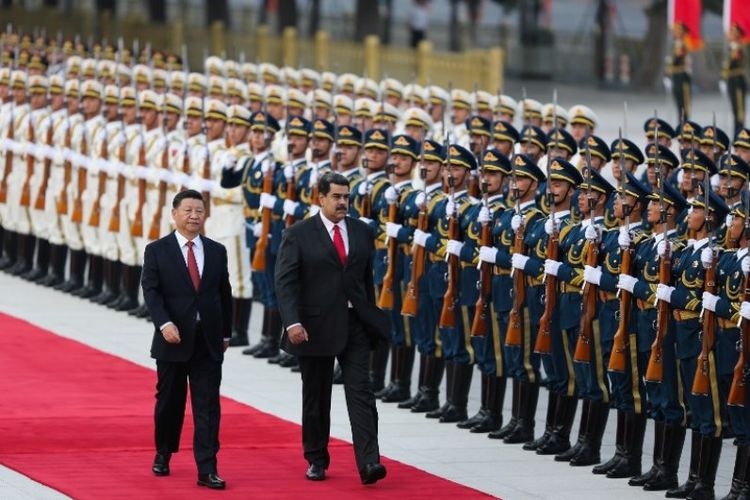 Foto yang dirilis pada Jumat (14/9/2018) menunjukkan Presiden Venezuela Nicolas Maduro (kanan) dan Presiden China Xi Jinping berjalan pada upacara penyambutan di Beijing, China. (AFP/Marcelo Garcia)
