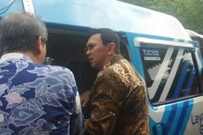 Ahok Terima Sumbangan 20 Mobil Transjakarta Cares di Hadapan Warga 