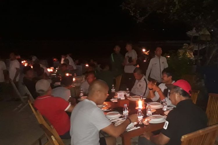 Pasukan Indra Sjafri makam malam di Menega Cafe yang terletak di Jimbaran.