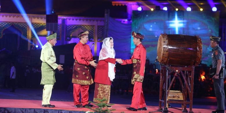 Presiden Joko Widodo membuka MTQ Nasional ke-XXVII tahun 2018 dengan pemukulan bedug di Gedung Astaka, Medan, Sumatera Utara, Minggu (7/10/2018). 