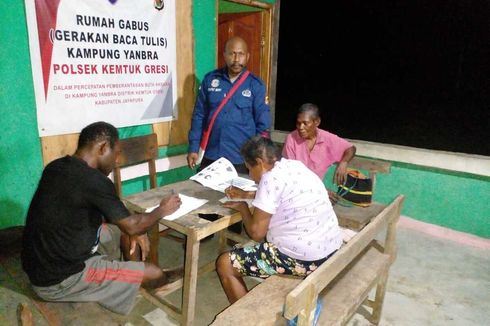 Kisah Aipda Yosafat, Kenalkan Abjad pada Ibu-Ibu Buta Aksara di Kampung Yanbra Papua
