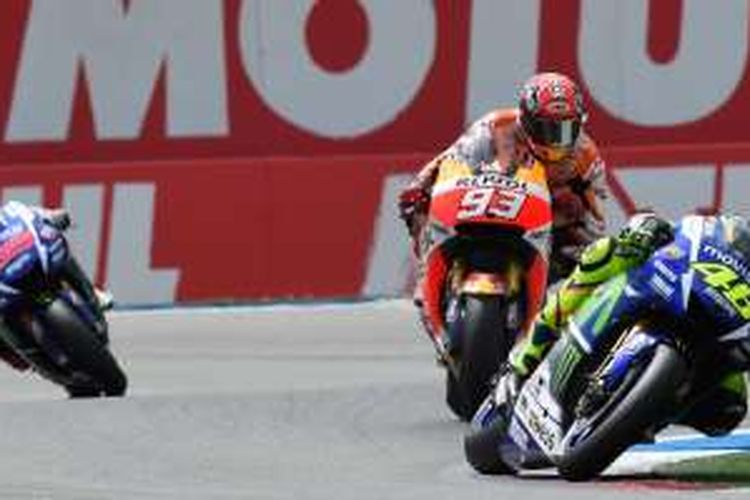 Pebalap Movistar Yamaha asal Italia, Valentino Rossi (depan), memacu motornya di depan pebalap Repsol Honda asal Spanyol, Marc Marquez (tengah), dan pebalap Movistar Yamaha asal Spanyol, Jorge Lorenzo, pada balapan GP Belanda di Sirkuit Assen, Sabtu (27/6/2015).