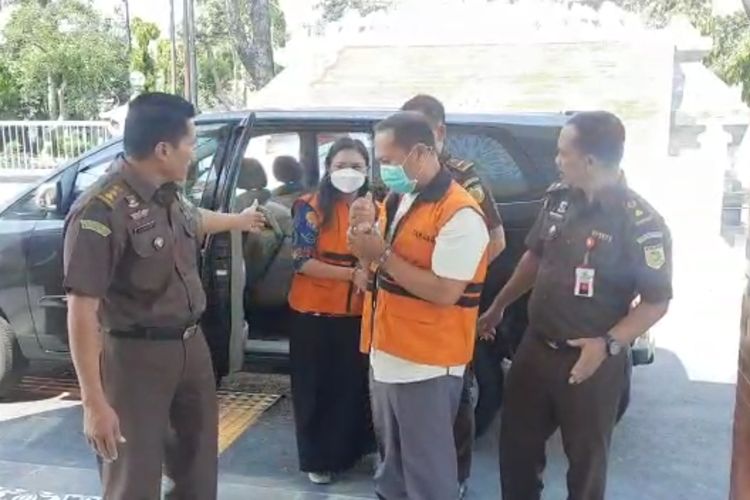 Dua pegawai PDAM Kota Madiun berinisial RE (30) dan J (54) ditahan dalam dugaan kasus korupsi penyalahgunaan dana pelanggan rekening air tahun 2022 dengan kerugian negara mencapai Rp 729 juta. 