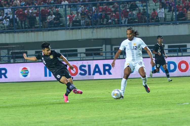 Bek timnas Indonesia Pratama Arhan saat mencoba untuk melepaskan tendangan saat melawan timnas Curacao pada laga FIFA Matchday di Stadion Gelora Bandung Lautan Api, Sabtu (24/9/2022).